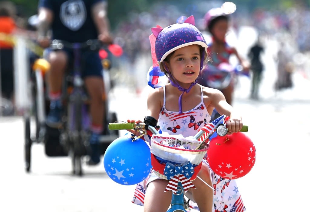 Spectators line the Northbrook Fourth of July parade route ‘Community is everything’