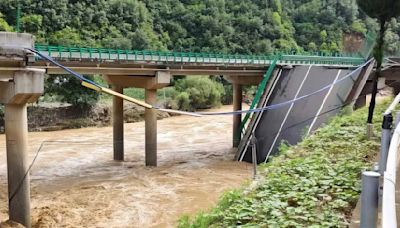 Hundimiento de un puente en China deja 12 muertos y 31 desaparecidos