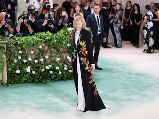 Bad Bunny, JLO, Chris Hemsworth y Elsa Pataky abren la alfombra verde de la Met Gala