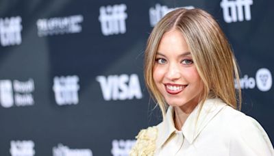 Sydney Sweeney’s floral cape and full skirt is giving 50s movie star