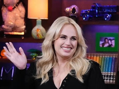 Rebel Wilson fue invitada a una fiesta de orgías por un miembro de la Familia Real Británica