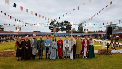 El rector de la Universidad de Oviedo, un exconxurao en Llanera, que tuvo sopa de siglas políticas en la gran cena medieval