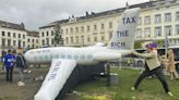 Un jet privado hinchable frente a la Eurocámara para pedir impuestos a grandes fortunas
