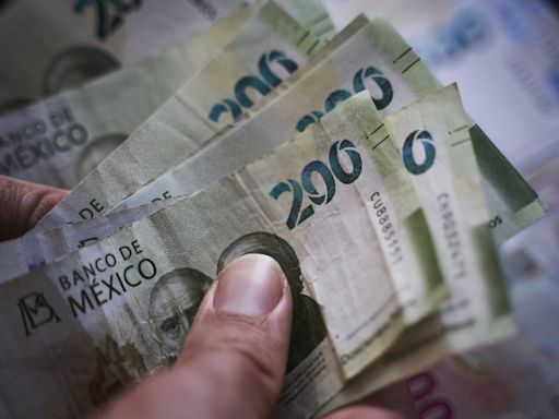 Peso Posts Worst Week in Four Years as Traders Rush For Exit