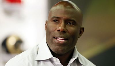 Terrell Davis says United banned him after flight incident. Airline says it was already rescinded