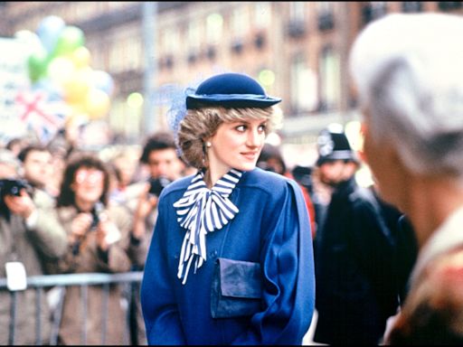 Lady Diana : un look iconique de la princesse recréé de la tête aux pieds par une star de la chanson