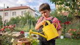 Jardinage : 3 missions que vous pouvez donner à votre enfant cet été