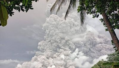 Indonesia's dramatic volcano eruption caught on video