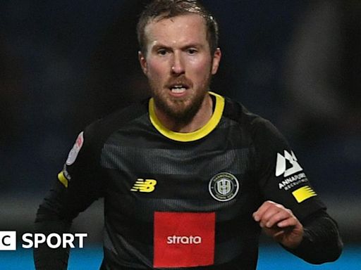 Stephen Dooley: Harrogate midfielder signs new one-year deal