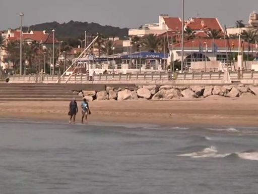 Aparece flotando el cuerpo sin vida de un hombre en una playa de Sitges (Barcelona)