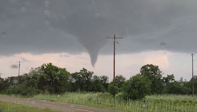 En un minuto: Fuertes lluvias y al menos un tornado golpean Texas