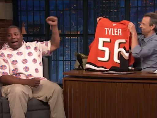 Thompson gifts Seth Meyers Ducks jersey on late-night show | NHL.com