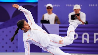 Breaking is not bad – the B-girls face-off and delight the Paris crowds