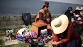 La Santa Muerte mexicana se abre paso en el culto a las "ñatitas" o calaveras en Bolivia