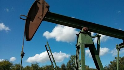 Crude oil prices on track for sharp weekly decline