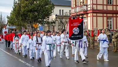 Agrupaciones sociales, establecimientos educacionales y Ciudadanos Destacados resaltaron en desfile cívico militar