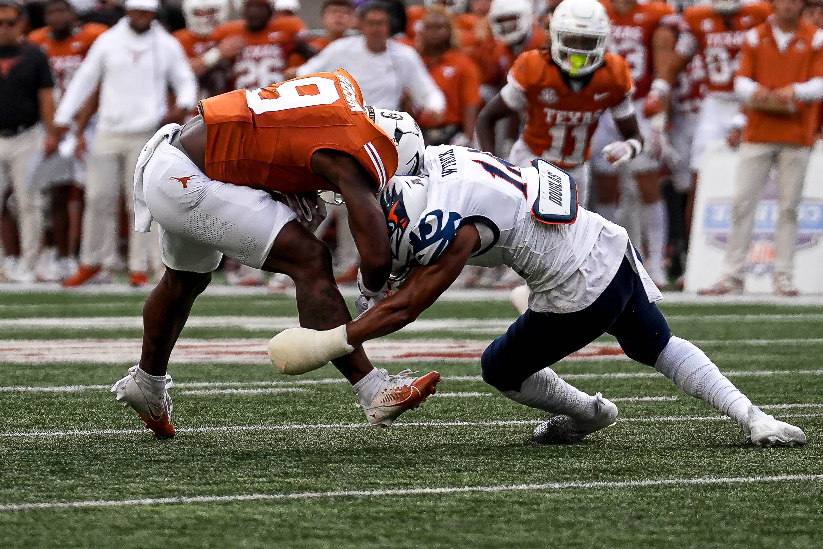 Texas football: Week 3 win over UTSA included big freshman performances, RB injuries