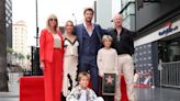 Chris Hemsworth le dedica su estrella en el Paseo de la Fama a sus padres, sus hijos y Elsa Pataky: “Puso sus sueños de lado por apoyar los míos”