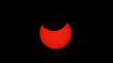 Un eclipse solar anular inicia su recorrido por el norte del continente americano