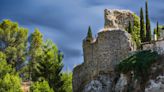 El castillo del siglo XV incrustado sobre una roca que se encuentra en uno de los pueblos más bonitos de Madrid