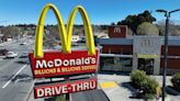 Suben los precios de McDonald's, por lo que los consumidores de bajos ingresos comen cada vez más en casa