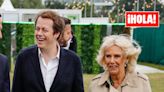 El hijo de Camilla responde a los dardos que el príncipe Harry lanzó sobre su madre en su biografía