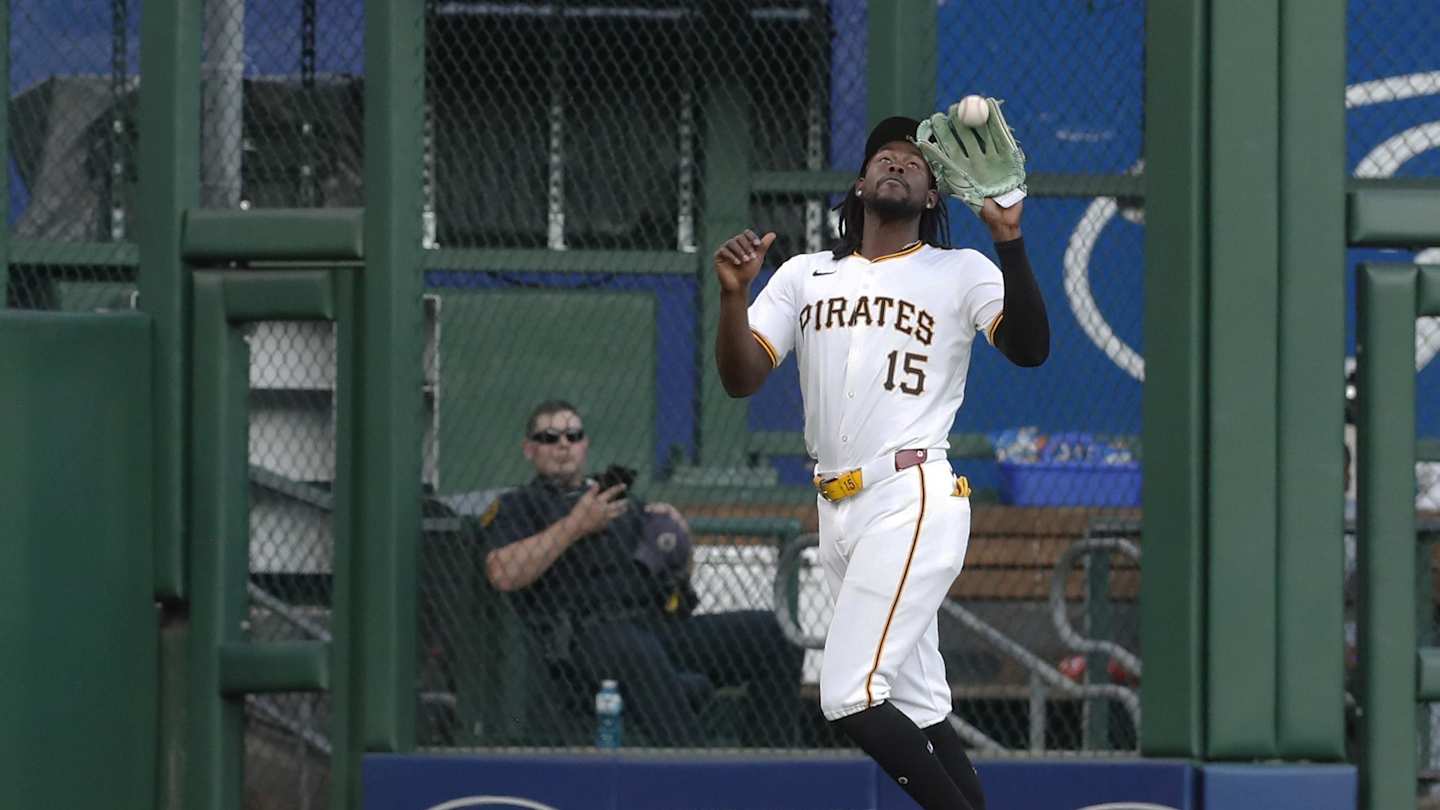 Pirates' Oneil Cruz Has Rough Day at Centerfield