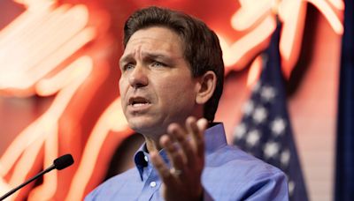 DeSantis busca limitar comentarios de activistas en escuelas tras prohibición de libros