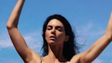 Kendall Jenner posó como una pin up girl en microbikini a lunares para la tapa de Vogue Francia