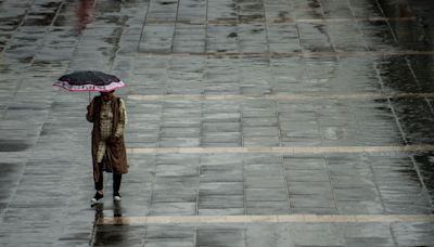 天文台取消黃雨警告 過去兩小時曾發紅雨 教育局早前宣布所有學校今午停課｜Yahoo