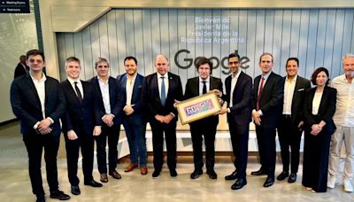 Javier Milei se reunió con Sundar Pichai, CEO de Google, y recibió un particular regalo | Política
