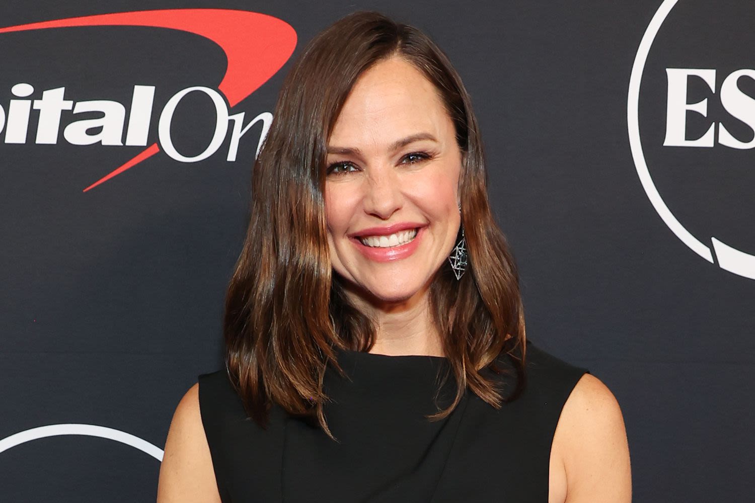 Jennifer Garner Got Stuck in an Elevator Wearing This Breezy Summertime Staple