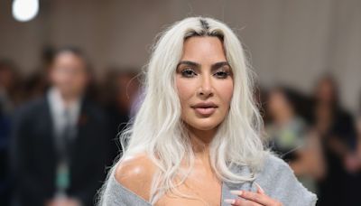 Kim Kardashian Just Channeled Marilyn Monroe With A New Platinum, Curled Bob