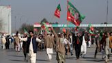 Independientes de Pakistán apoyados por Khan lideran el recuento final de votos