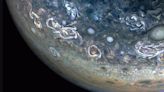 La nave Juno de la NASA captura las "coloridas y caóticas" nubes de Júpiter