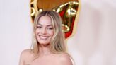 Margot Robbie enceinte : entre baby bump assumé et baisers énamourés, elle s'éclate à Wimbledon avec son mari Tom Ackerley