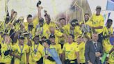 Hincha del Bucaramanga le robó la medalla a jugador en plena celebración del campeonato en Colombia - El Diario NY