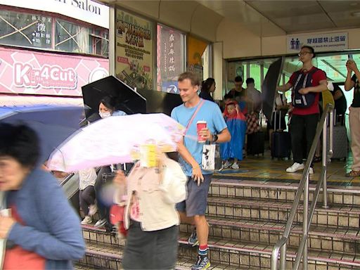 越晚風雨越強! 西門町店家提早打烊防颱 外國客躲回飯店