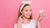 Mini-influenciadoras promovem cosméticos que podem afetar saúde de pré-adolescentes