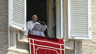 In the silence of adoration we receive God’s grace, Pope Francis says