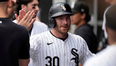 Rangers reacquire switch-hitting OF Robbie Grossman in a trade with the White Sox