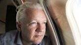 WikiLeaks posta foto de Julian Assange em avião a caminho das Ilhas Marianas do Norte