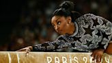 Olimpíadas: Simone Biles dá susto, mas domina eliminatórias da ginástica artística