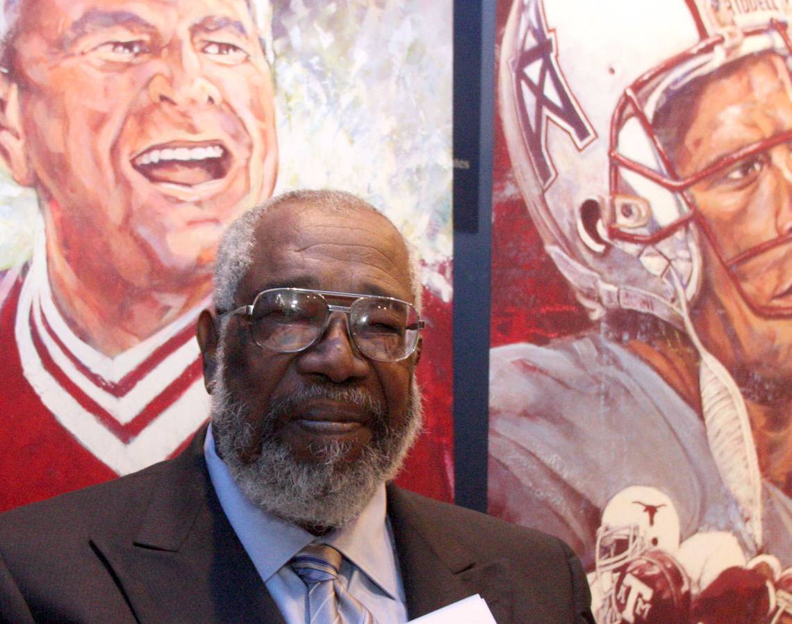 UNT Star responsible for integrating college football in Texas dies at the age of 86