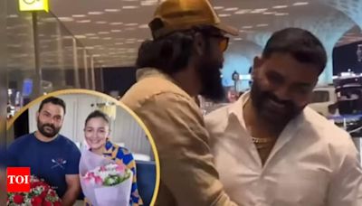 Vicky Kaushal hugs Alia Bhatt's bodyguard at Mumbai airport | Hindi Movie News - Times of India