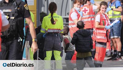 Salvamento desembarca en Gran Canaria a 72 personas, dos menores, de un cayuco mauritano