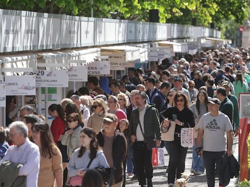 Los libros de «Historia de Un Piano, 31.887» se agotan en las casetas de la Fira para conseguir la firma de Ramón Gener