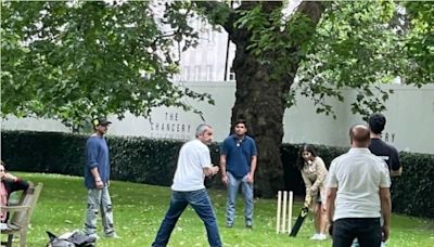 Shah Rukh Khan, Suhana Khan Spotted Playing Cricket With Friends In London, Photo Go Viral - News18