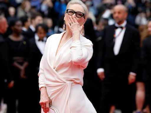 Besos a sus fans, aplausos y un homenaje a 'Mamma mia': Meryl Streep arrasa en la alfombra roja de Cannes