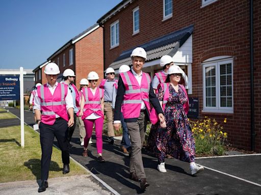 Ed Miliband visits new Staffordshire housing estate where you pay no bills for 5 years